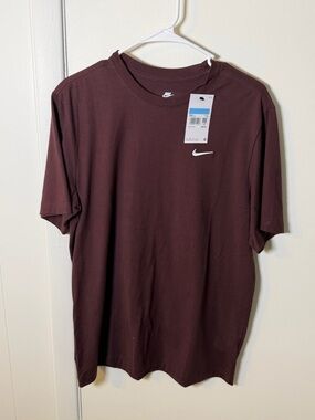 Nike Men’s Short-Sleeve Tee in Maroon with White Swoosh